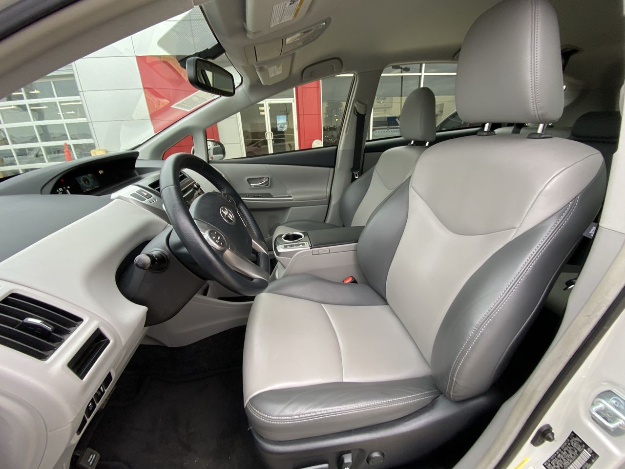 2017 Toyota Prius v Five - Photo 11