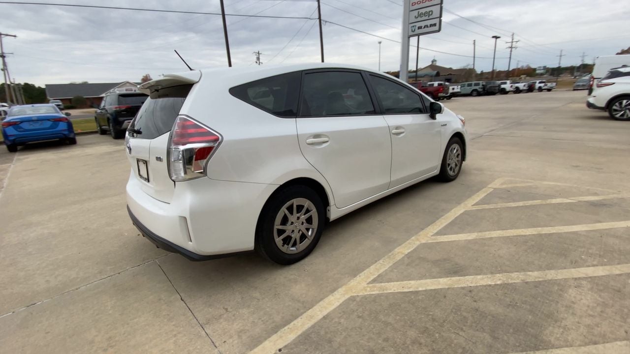 2017 Toyota Prius v Five - Photo 8