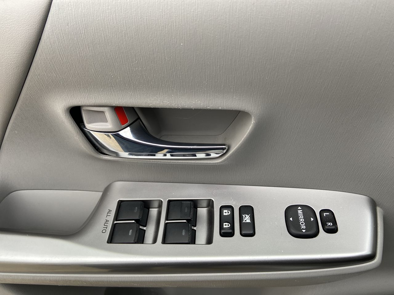2017 Toyota Prius v Five - Photo 13