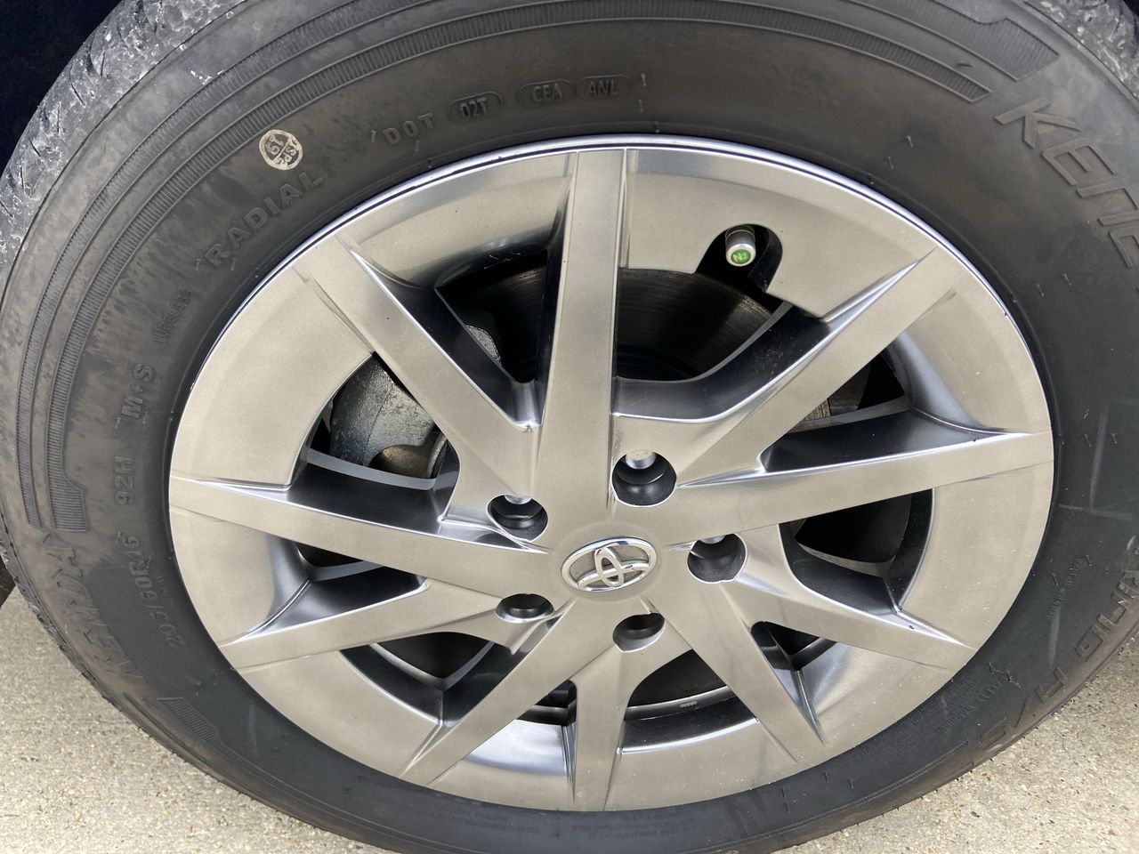 2017 Toyota Prius v Five - Photo 10