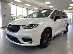 2026 Chrysler Pacifica Limited Passenger Van