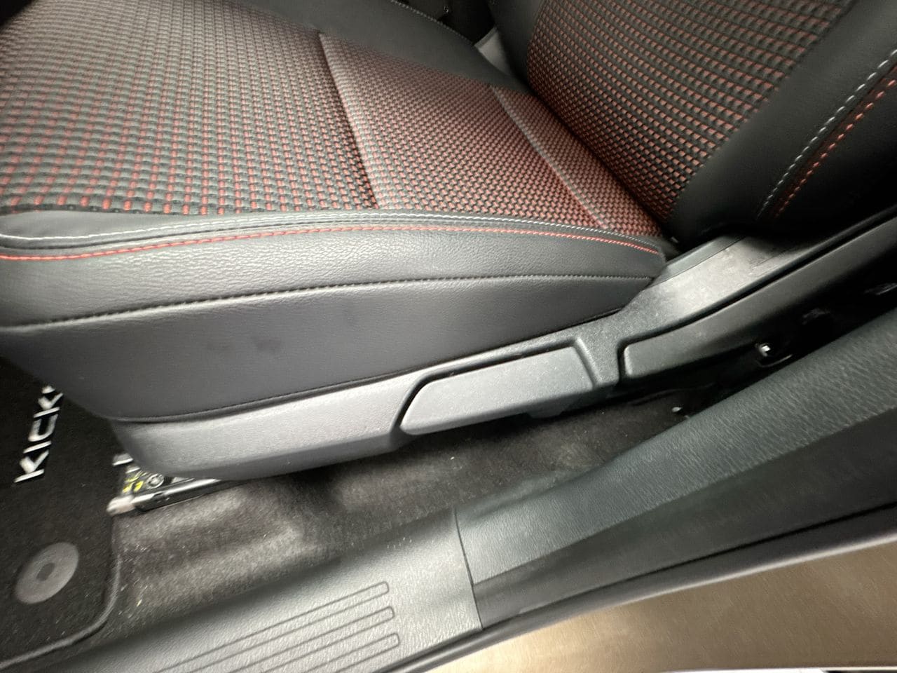 2026 Nissan KICKS SR - Photo 12