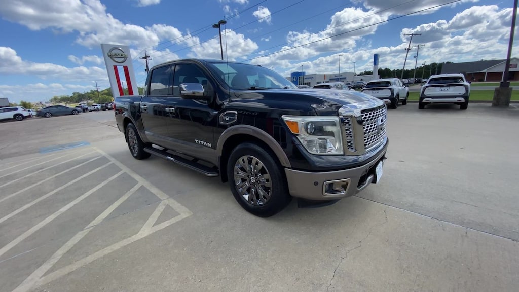 Used 2017 Nissan Titan SV 4x2 Crew Cab 5.5 ft. box 139.8 in. WB