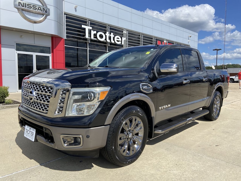 Used 2017 Nissan Titan SV 4x2 Crew Cab 5.5 ft. box 139.8 in. WB