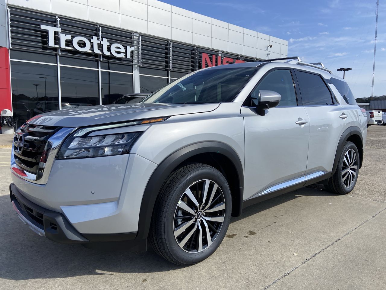 2025 Nissan Pathfinder Platinum's photo