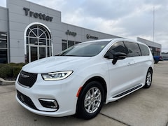 Used 2025 Chrysler Pacifica Select Front-Wheel Drive Passenger Van near Stuttgart, AR