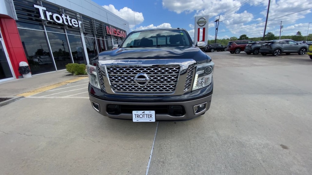 Used 2017 Nissan Titan SV 4x2 Crew Cab 5.5 ft. box 139.8 in. WB