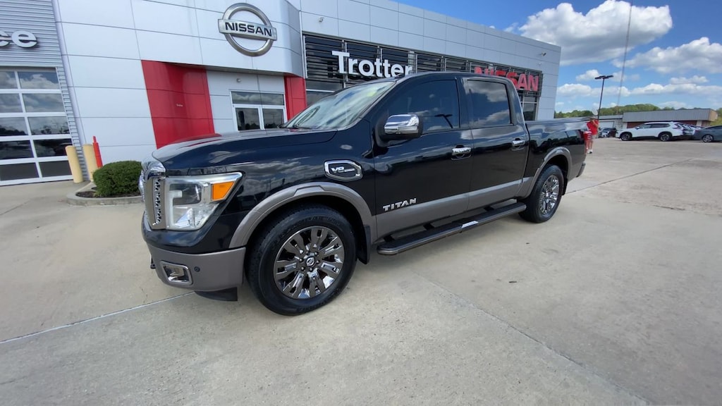 Used 2017 Nissan Titan SV 4x2 Crew Cab 5.5 ft. box 139.8 in. WB