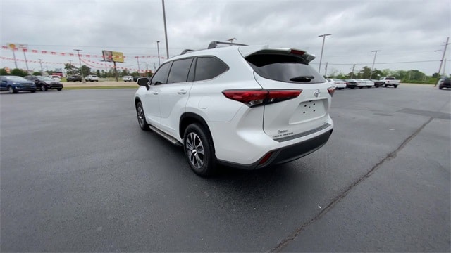 Used 2022 Toyota Highlander XLE with VIN 5TDGZRBH7NS227931 for sale in Pine Bluff, AR