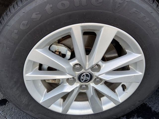 2025 Toyota Camry LE - Photo 10