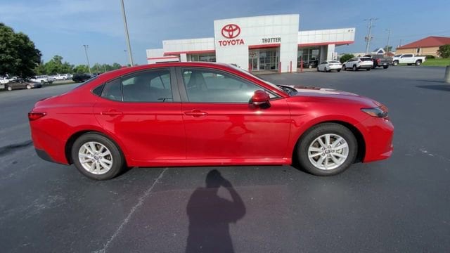 2025 Toyota Camry LE - Photo 5