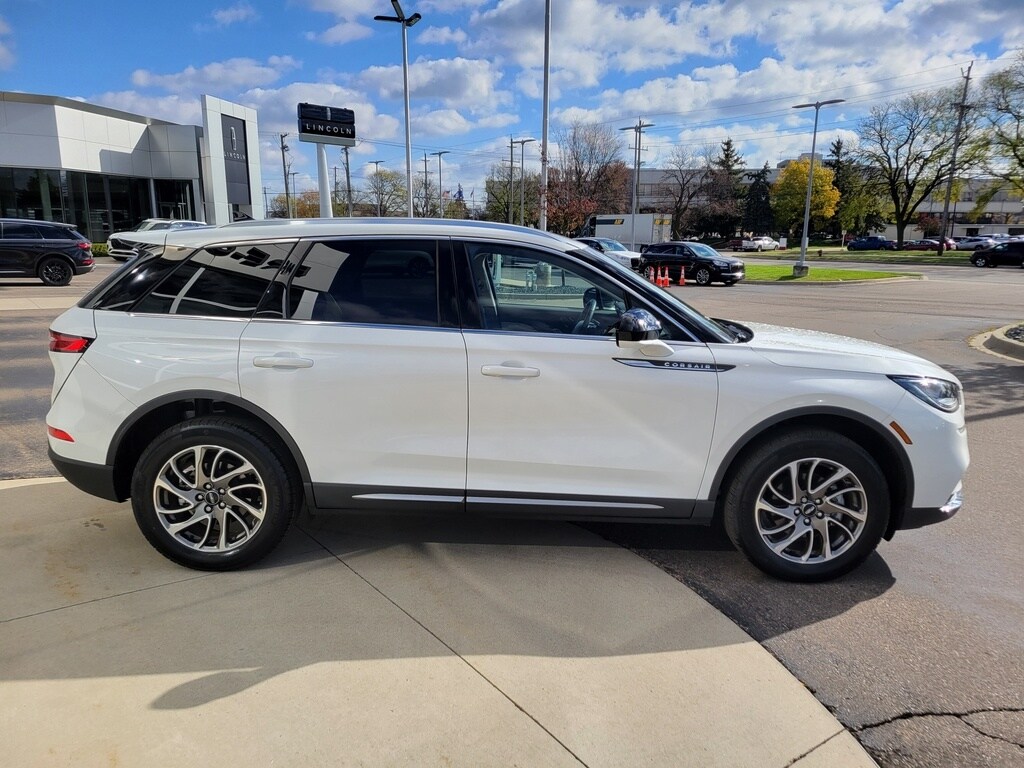 2022 Lincoln Corsair Standard photo 2