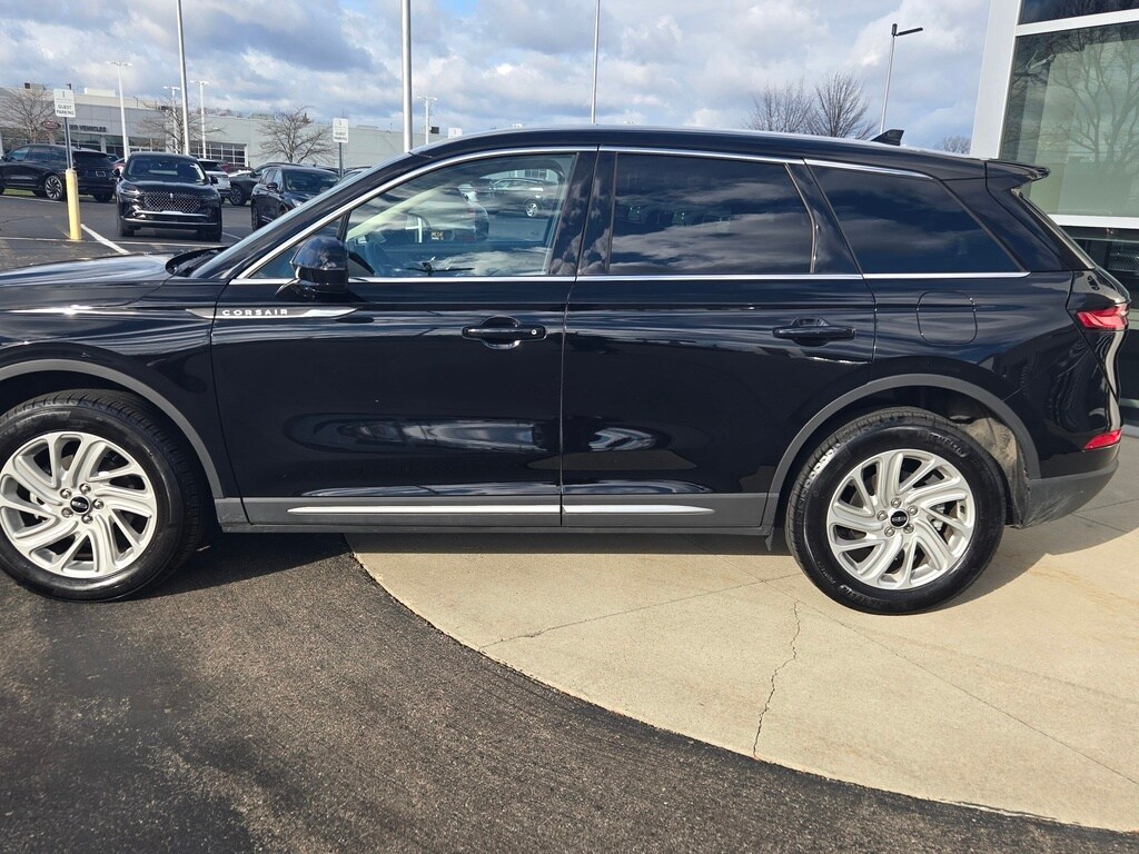 2023 Lincoln Corsair Standard photo 3