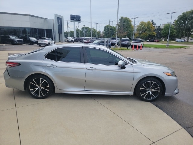 2019 Toyota Camry Hybrid SE 2