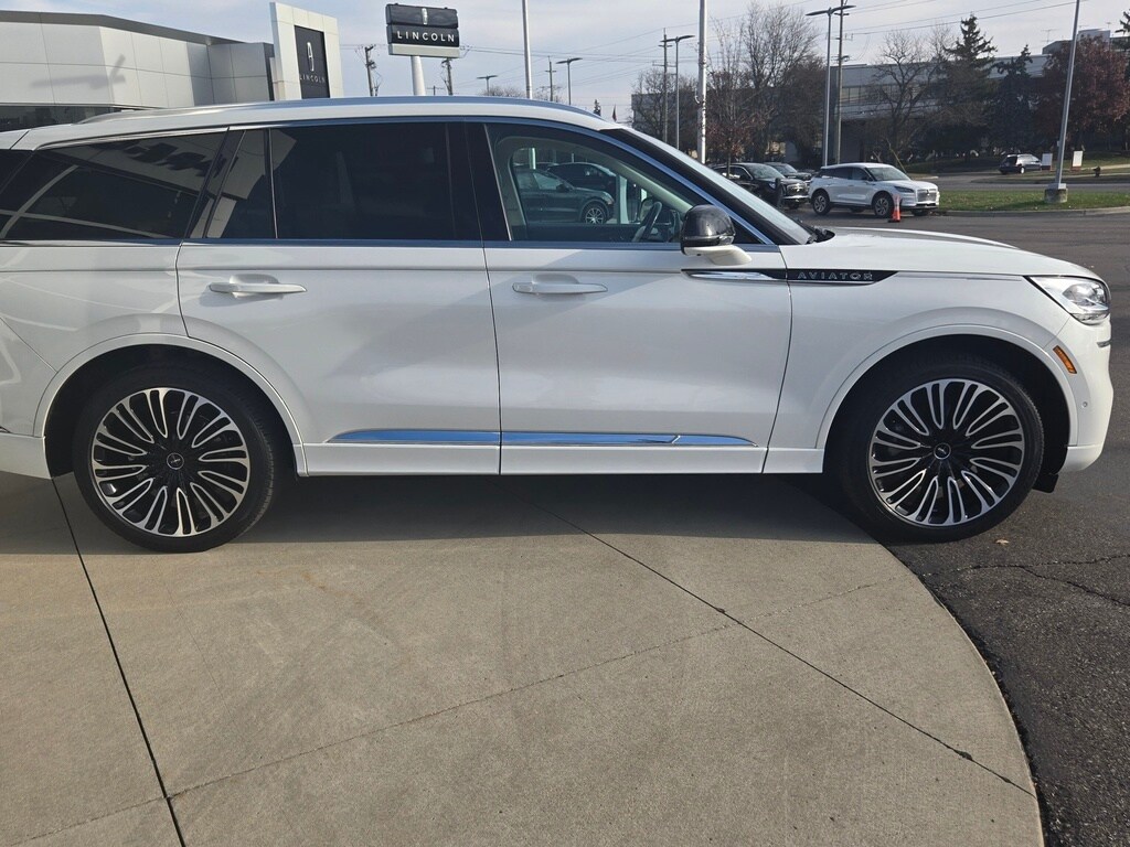 2023 Lincoln Aviator Black Label photo 2