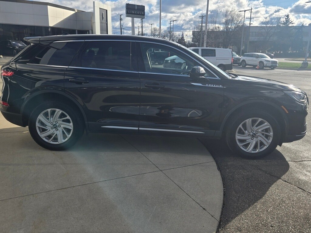 2023 Lincoln Corsair Standard photo 2