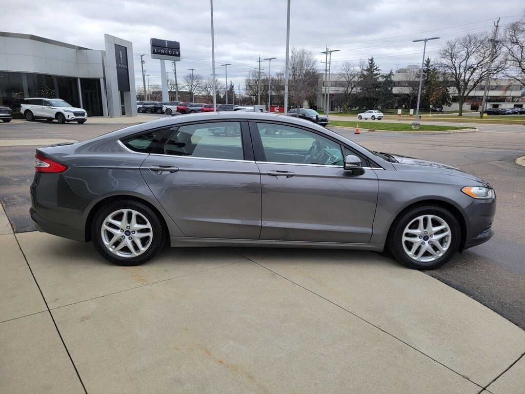 2014 Ford Fusion SE photo 2