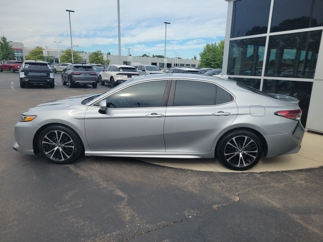 2019 Toyota Camry Hybrid SE 3