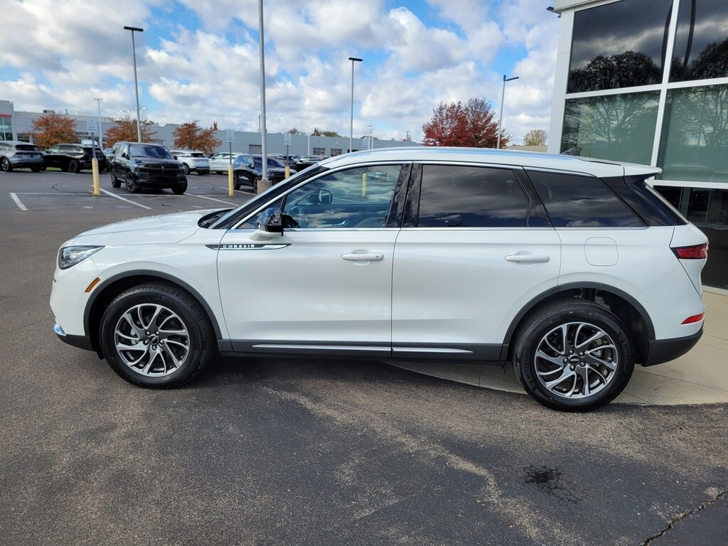 2022 Lincoln Corsair Standard photo 3