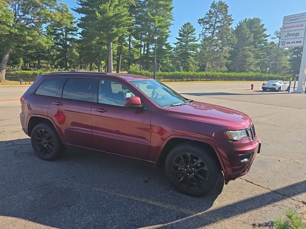 Used 2017 Jeep Grand Cherokee Altitude SUV