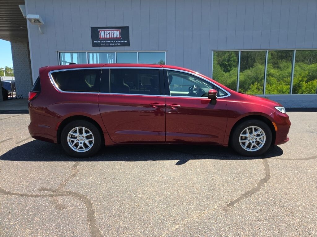 Used 2023 Chrysler Pacifica Touring L Minivan/Van