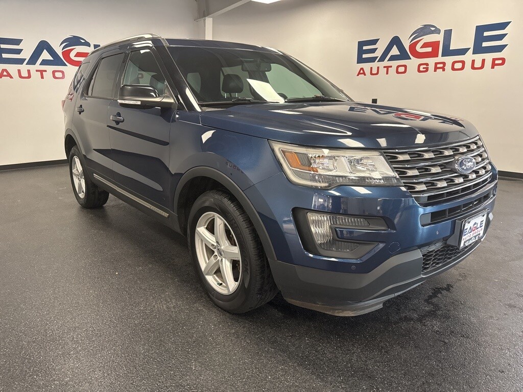 2016 Ford Explorer XLT photo 2