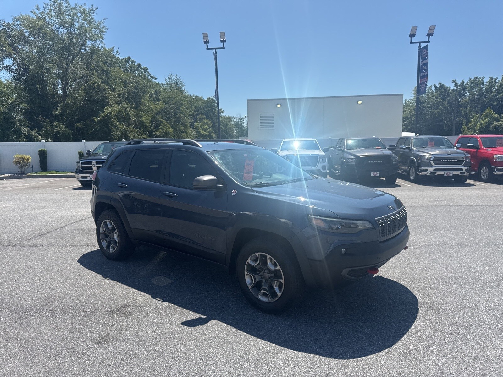 2019 Jeep Cherokee Trailhawk photo 2