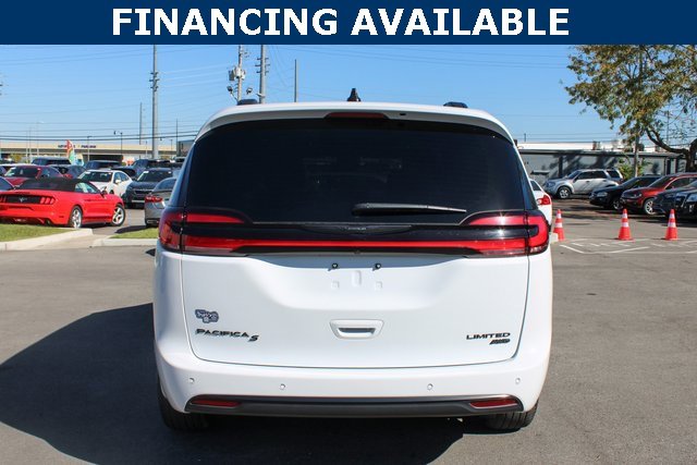 2023 Chrysler Pacifica Limited photo 3