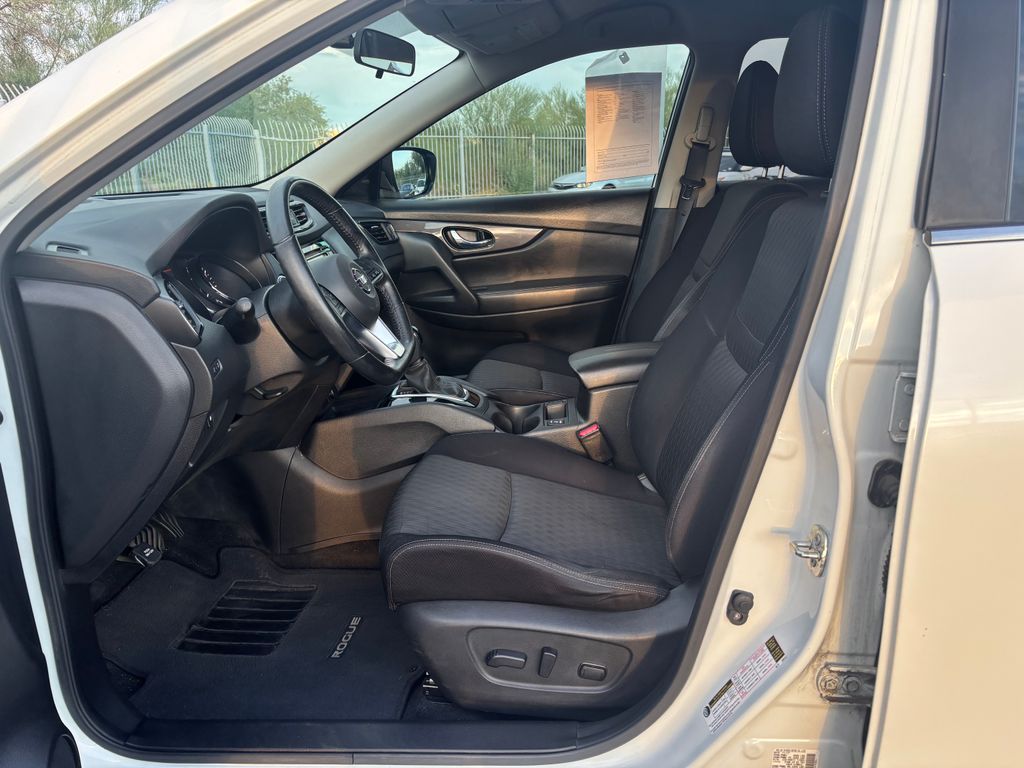 2018 Nissan Rogue SV photo 2