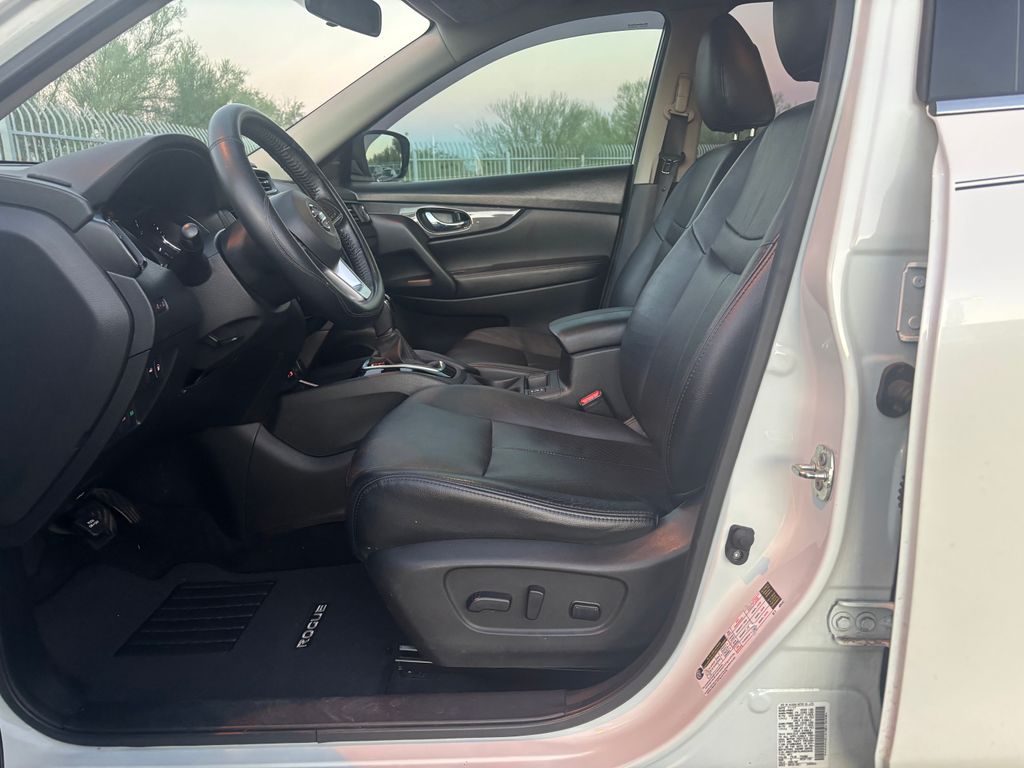 2018 Nissan Rogue SV photo 2