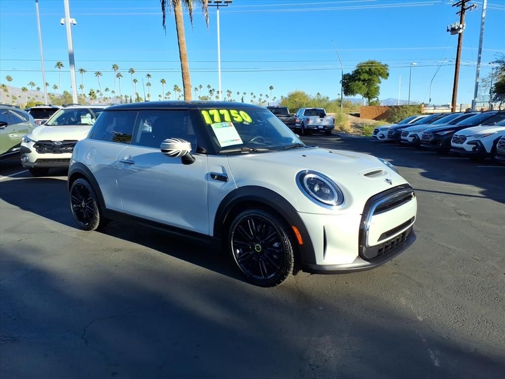 2022 MINI Hardtop 2 Door SE's photo