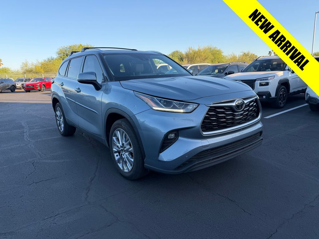 2023 Toyota Highlander Limited FWD's photo