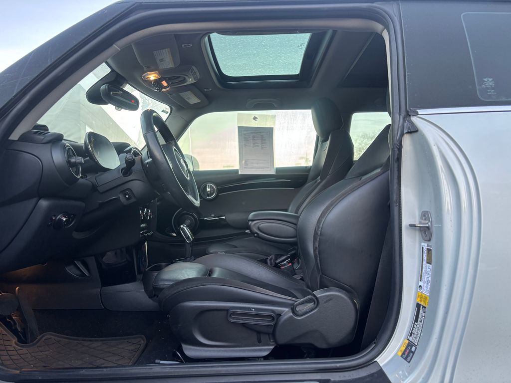 2022 Mini Cooper SE Hardtop 2 Door Signature photo 2