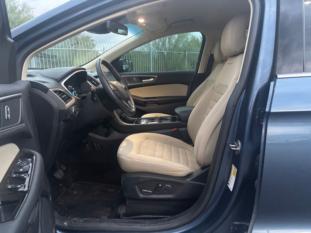 2019 Ford Edge SEL photo 2