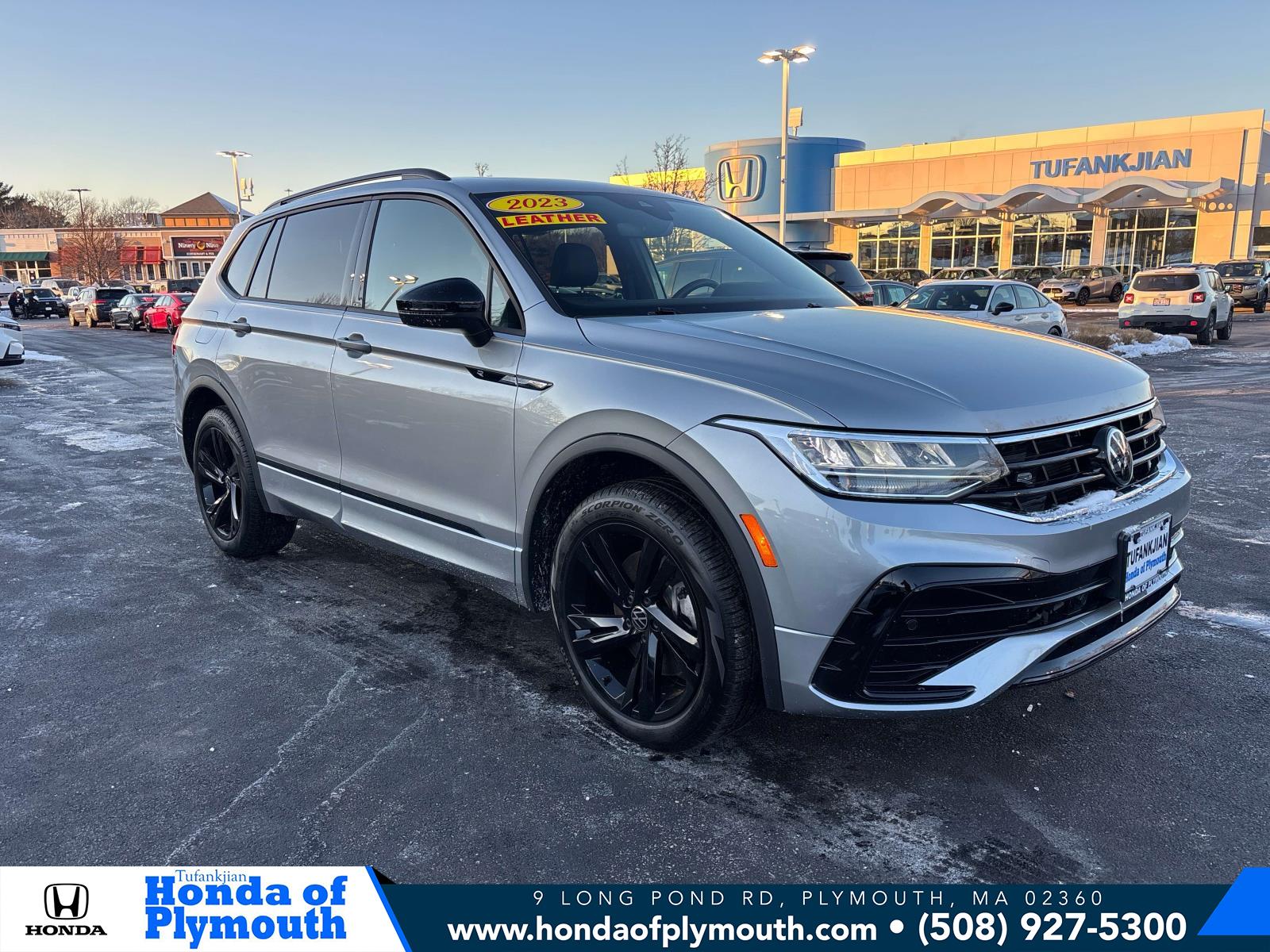 2023 Volkswagen Tiguan SE R-LINE BLACK's photo