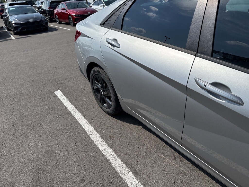 2022 Hyundai Elantra SEL Convenience photo 4