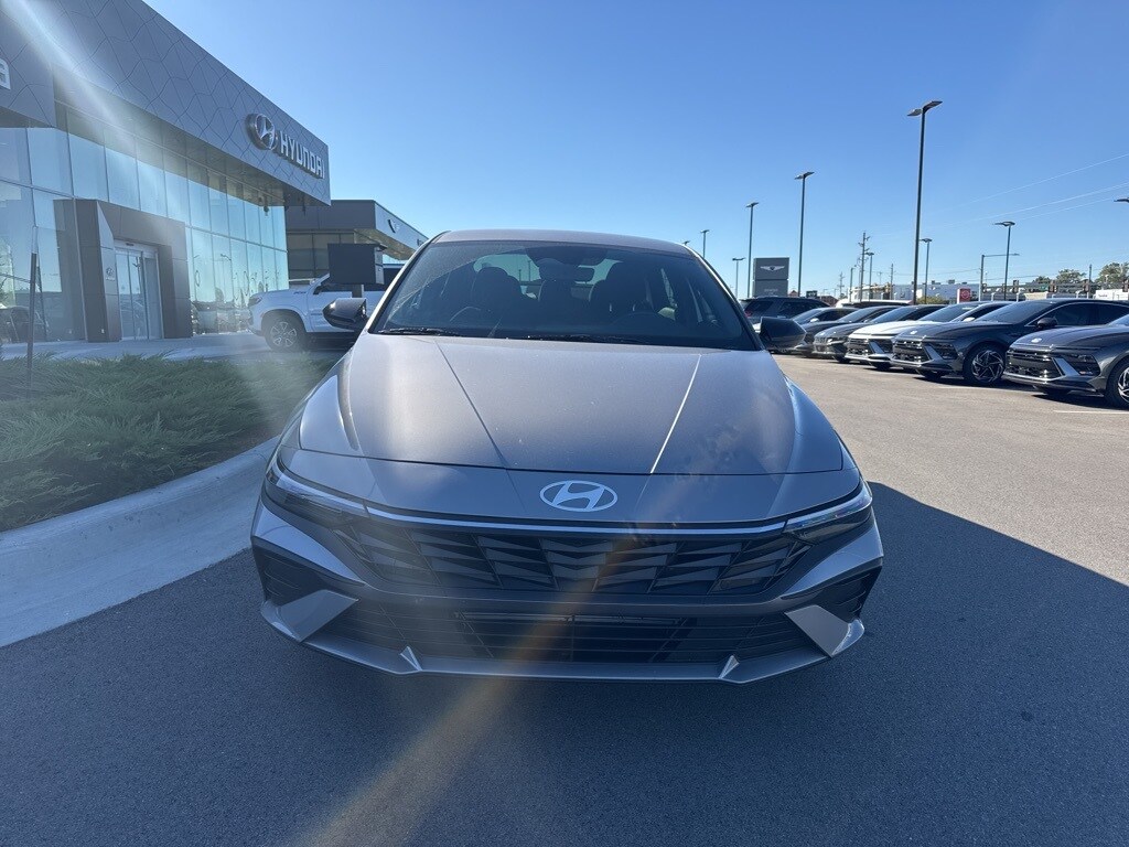 2025 Hyundai Elantra SEL Sport photo 2