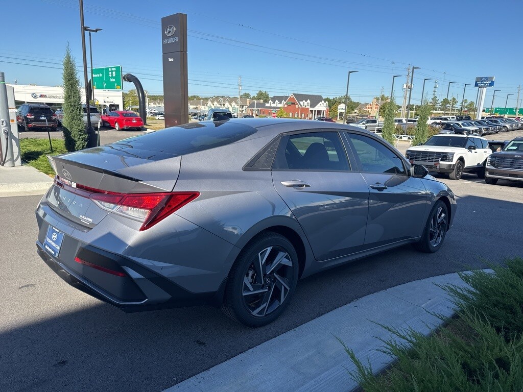 2025 Hyundai Elantra SEL Sport photo 4