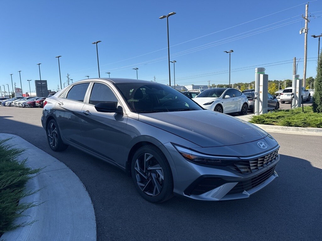 2025 Hyundai Elantra SEL Sport photo 3