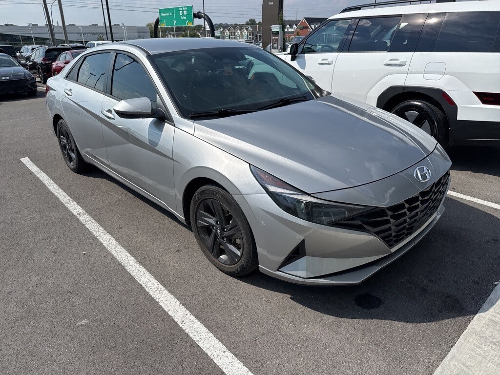 2022 Hyundai Elantra SEL Convenience photo 2