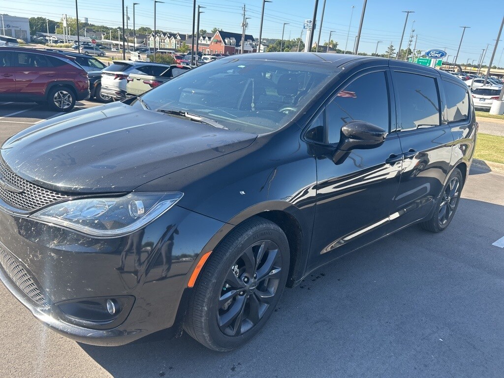 2020 Chrysler Pacifica Touring photo 2
