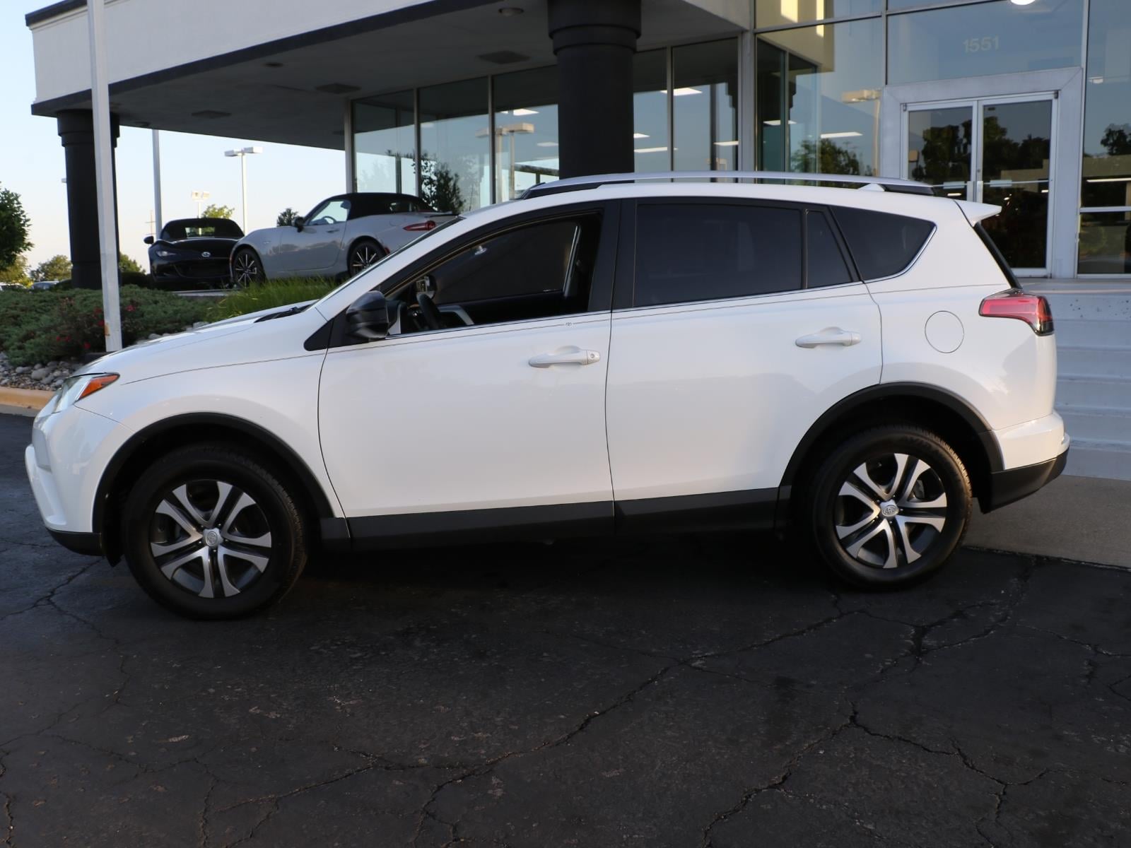 Used 2016 Toyota RAV4 LE with VIN JTMZFREV9GJ061852 for sale in Kansas City