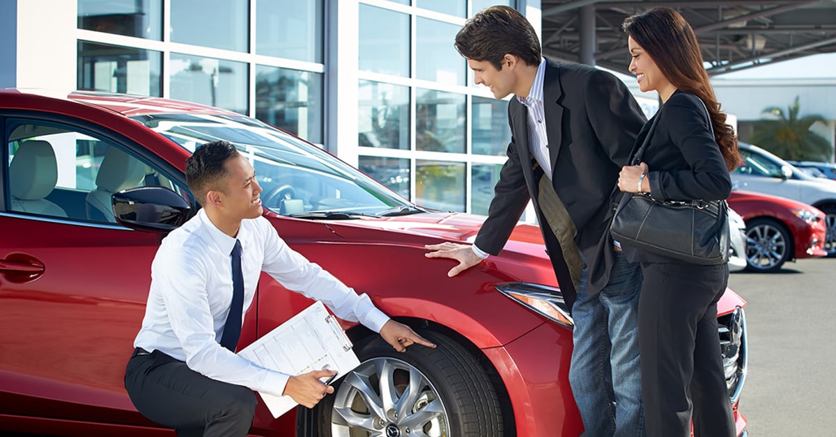 Service%20Writer%20Explaining%20MAZDA%20Service.jpg