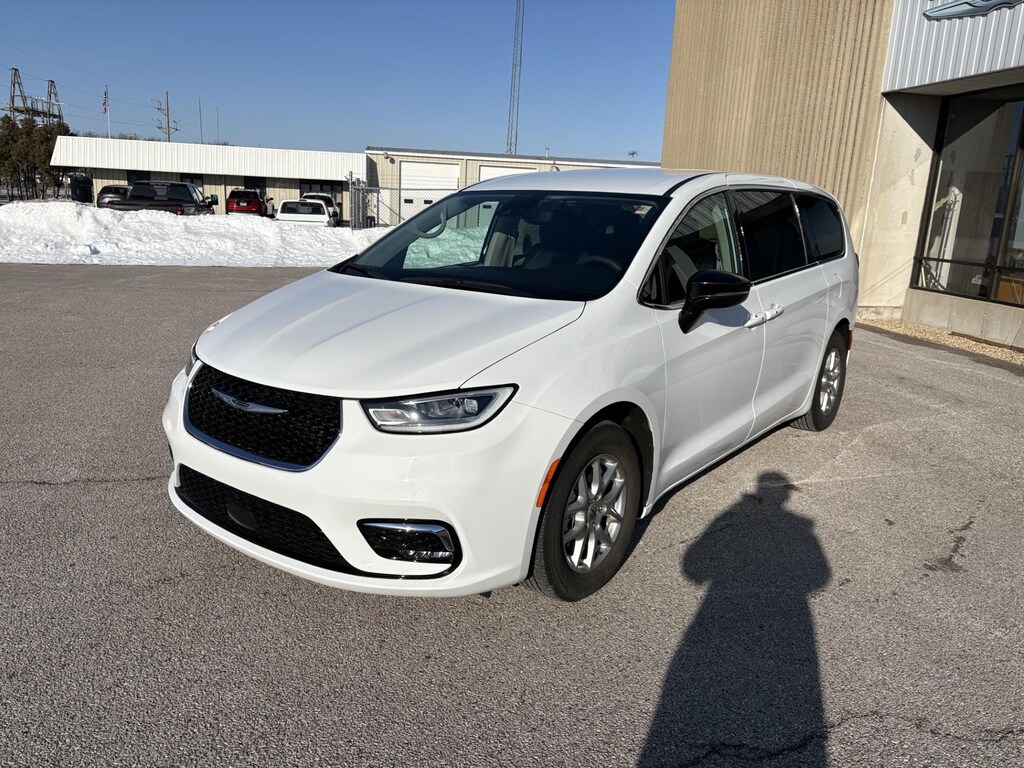 Used 2024 Chrysler Pacifica Passenger Minivan