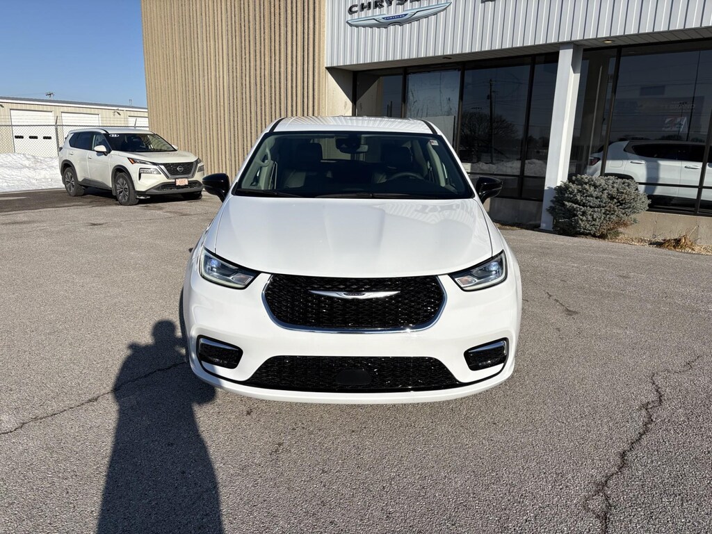 Used 2024 Chrysler Pacifica Passenger Minivan