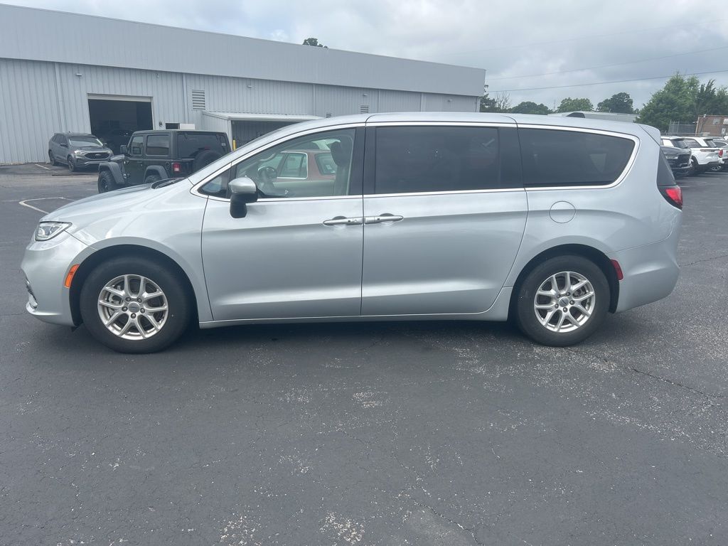 2023 Chrysler Pacifica Touring L photo 4