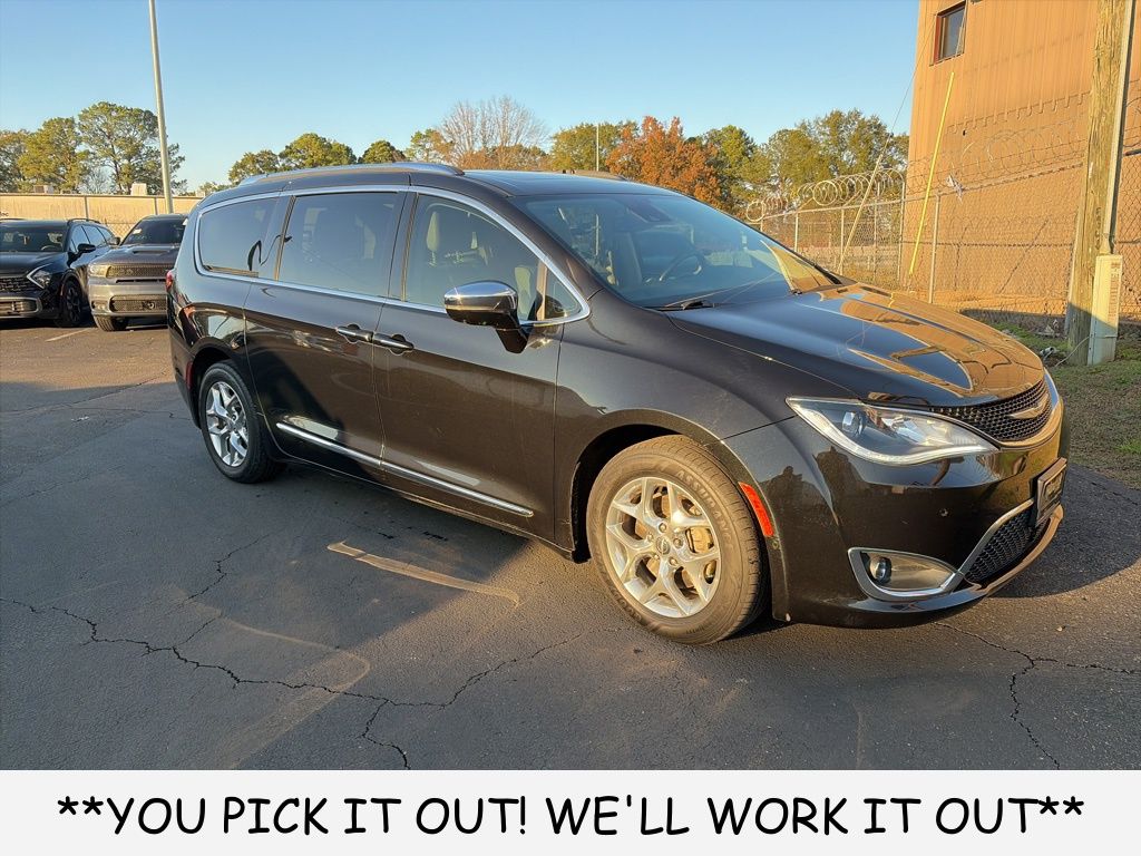 2019 Chrysler Pacifica Limited's photo
