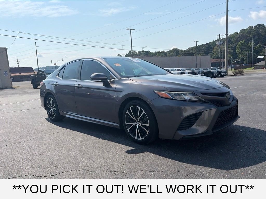 Used 2018 Toyota Camry SE Sedan