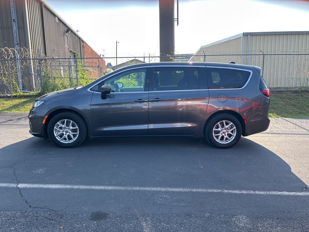 2023 Chrysler Pacifica Touring L photo 3