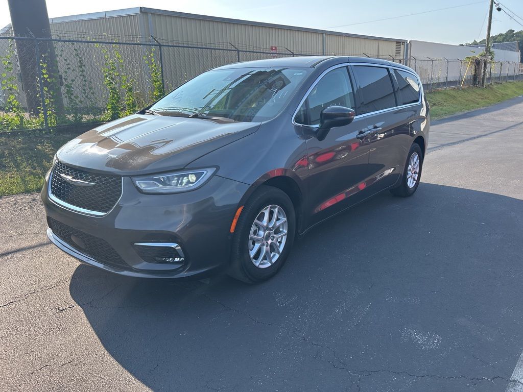 2023 Chrysler Pacifica Touring L photo 2